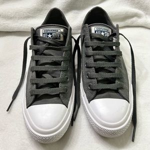 Chuck Taylor ll, size 8(feel like a 8 1/2) great condition semi new.